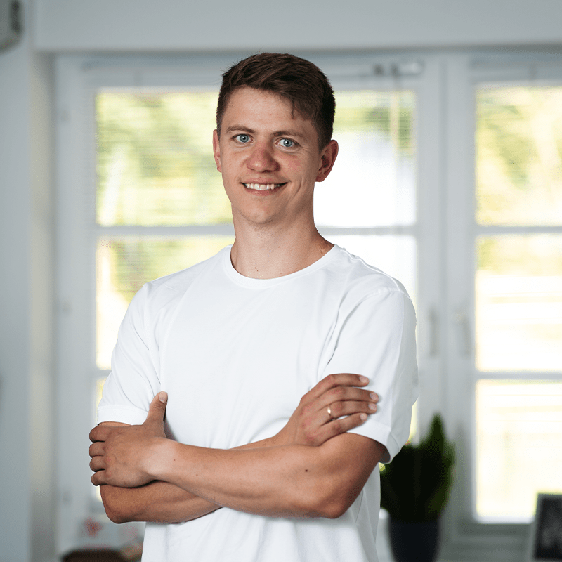Arne Steinbrink, Ansprechpartner der Steinbrink GmbH, lächelnd im Büro stehend