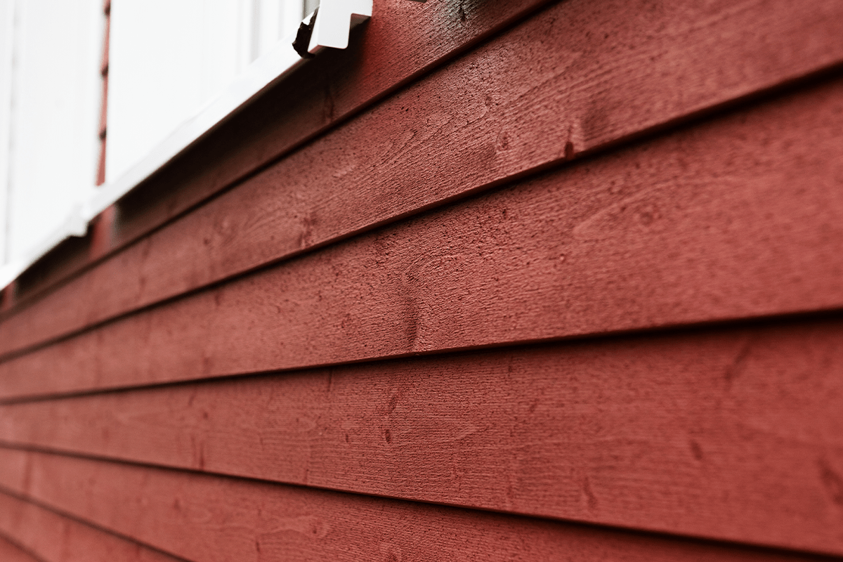 Detailaufnahme der Fachwerkfassade mit roten Holzpanelen, Projekt der Steinbrink GmbH