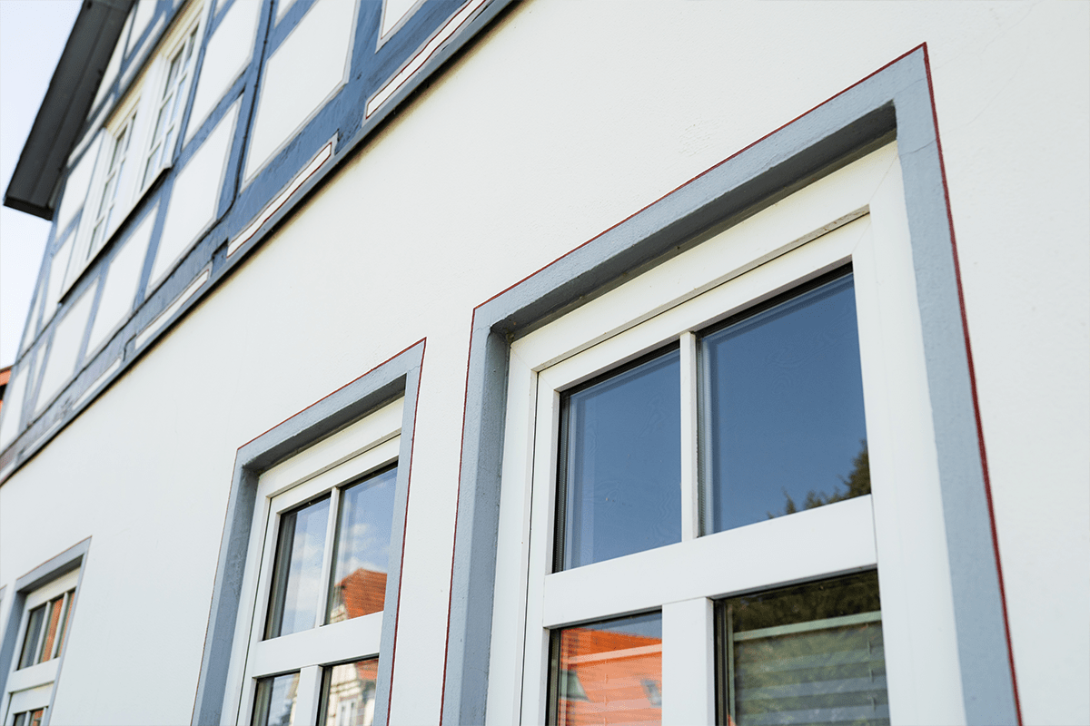 Detailansicht einer renovierten Fachwerkfassade mit modernen Fensterrahmen, Projekt der Steinbrink GmbH